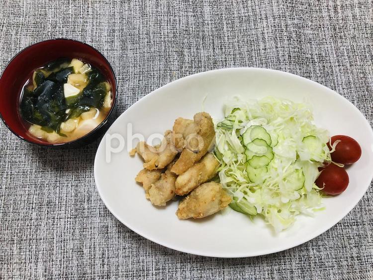 唐揚げと味噌汁 唐揚げ,揚げ物,からあげの写真素材