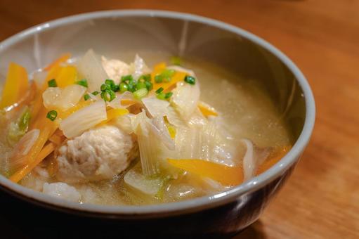 鶏団子と野菜の夕食スープ 鶏団子と野菜の夕食スープ 夕食,晩ごはん,家庭料理の写真素材