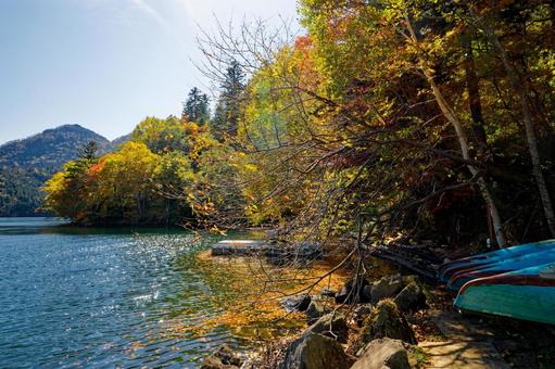 然別湖の紅葉 然別湖,秋,紅葉の写真素材