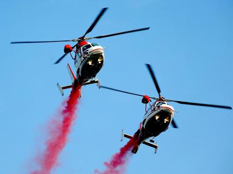 スモークを引く二機のヘリコプター 横浜市消防局消防航空隊,出初式,横浜の写真素材