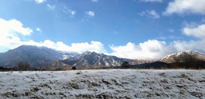 冬の阿蘇の野と山 雪,銀世界,冠雪の写真素材