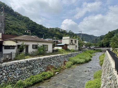 電車の窓から見た高尾山の麓の町並み 曇り,木,麓の写真素材