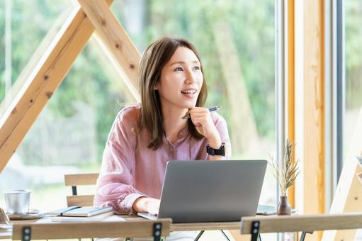 カフェで仕事をする女性・ビジネスウーマン カフェで仕事をする女性・ビジネスウーマン 女性,パソコン,ノートパソコンの写真素材