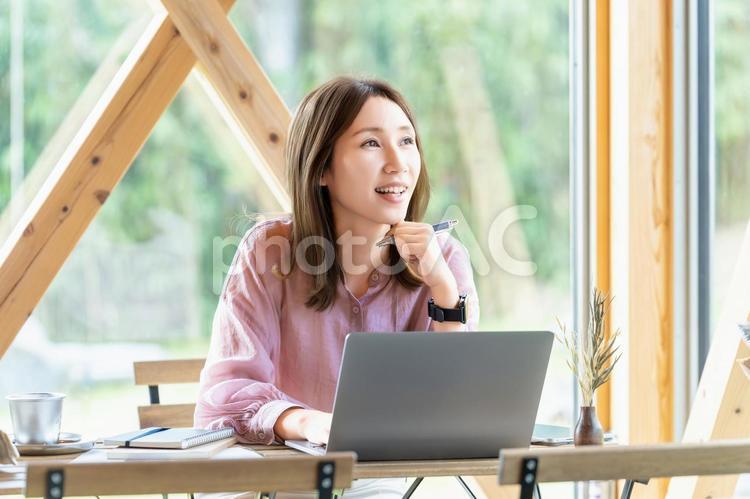 カフェで仕事をする女性・ビジネスウーマン 女性,パソコン,ノートパソコンの写真素材