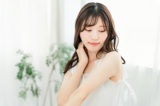 スキンケアイメージのノースリーブ姿の女性 スキンケアイメージのノースリーブ姿の女性 スキンケア,ヘアケア,女性の写真素材