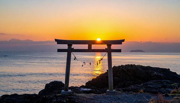 神社の初日の出と気嵐の風景 神社の初日の出と気嵐の風景の写真