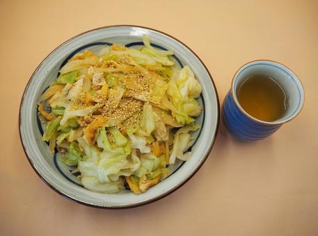 キャベツと油揚げのオイスターソース炒め キャベツ,油揚げ,オイスターソース炒めの写真素材