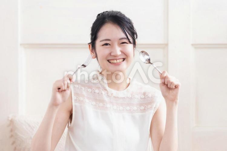 フォークとスプーンを持つ女性 食べる,食欲,洋食の写真素材