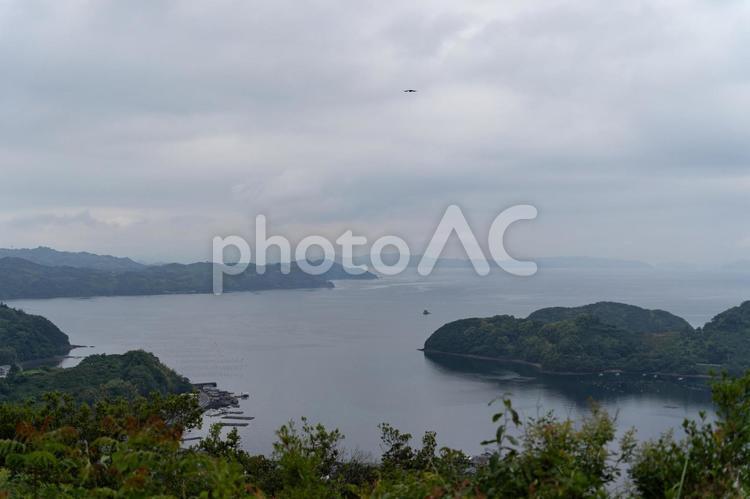 穏やかな湾と連なる島々（曇り空） 海,湾,島の写真素材