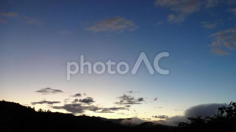 山暮らし　夏の夕暮れ　背景 夕暮れ,空,背景の写真素材