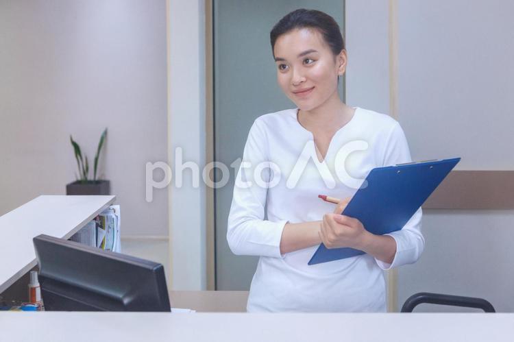歯科の受付の女性2 歯医者,受付,女性の写真素材