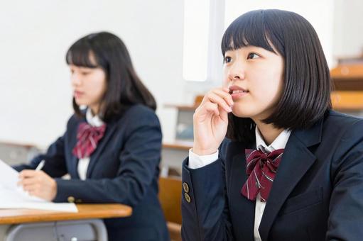 授業を受ける女子高生の写真
