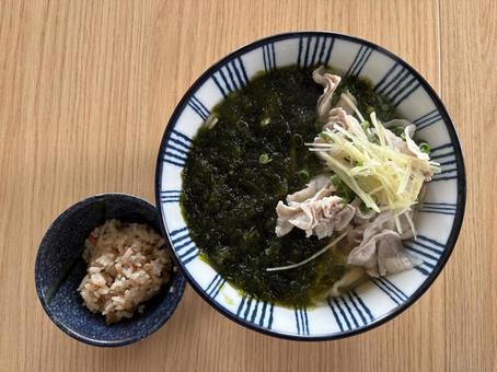 アーサそば(沖縄そば)とじゅーしー アーサそば(沖縄そば)とじゅーしーの写真