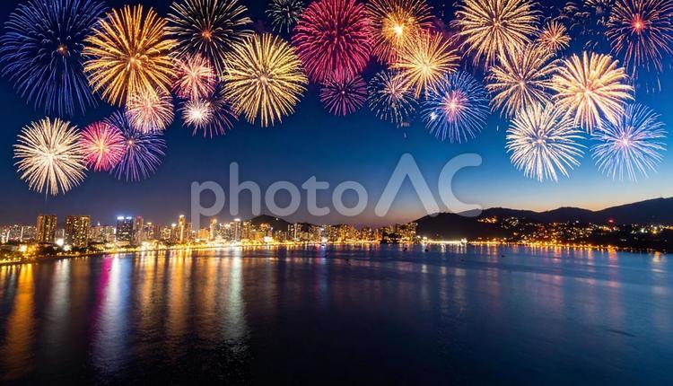 たくさんのカラフルな打ち上げ花火の夜景 花火,風景,夜景の写真素材