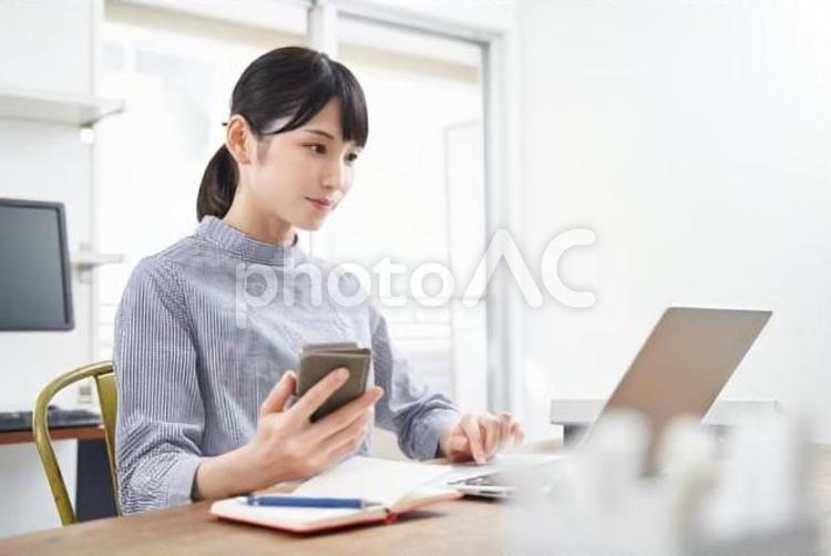 私服で在宅ワークをするビジネスウーマン 在宅ワーク,テレワーク,自宅の写真素材