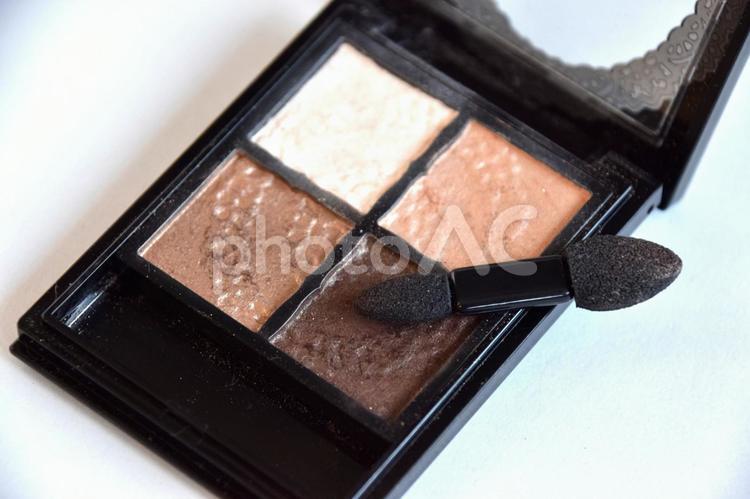アイシャドウの締め色は小チップで beautiful,cute,eyeshadowの写真素材