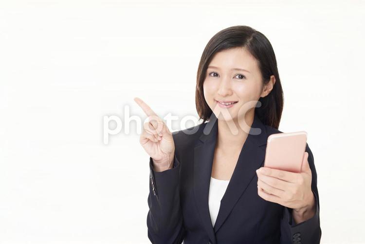 指示する笑顔のビジネスウーマン 女性,ビジネスウーマン,女の写真素材
