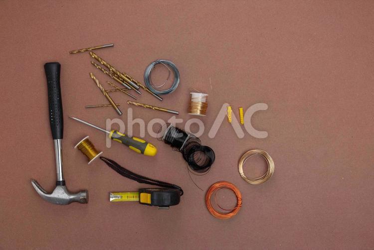 上から見下ろす散らばったビットや工具 ハンマー,ドライバー,メジャーの写真素材
