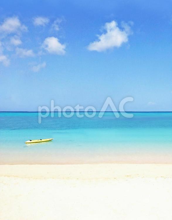 爽やかな沖縄の海と青空と黄色いボート 海,青空,空の写真素材
