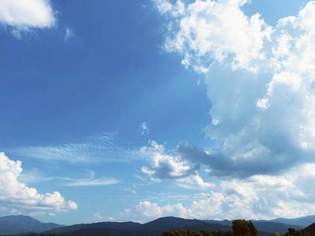 穏やかな空模様と山並みの風景 穏やかな空模様と山並みの風景の写真
