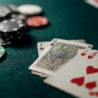 テーブル上のポーカーハンドとカジノチップの写真