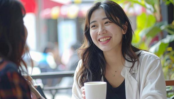 カフェで休む女性の写真