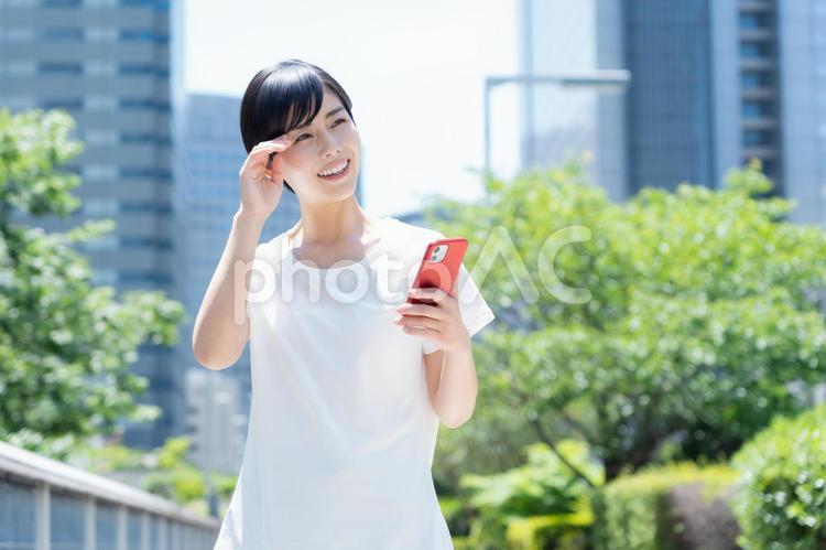 オフィス街をジョギングする若い女性 ランニング,ジョギング,フィットネスの写真素材