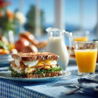 窓から光が差し込む、完璧な朝食の食卓 窓から光が差し込む、完璧な朝食の食卓の写真