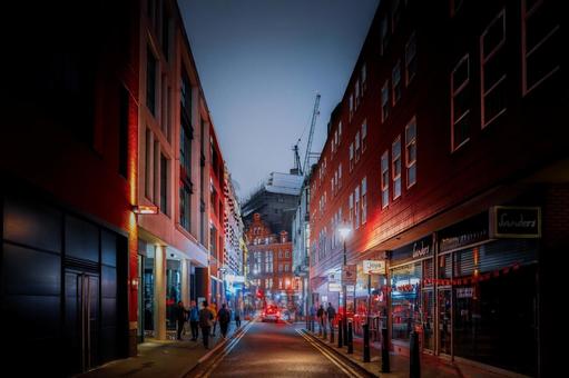夜の狭い路地の風景 夜の狭い路地の風景 ロンドン,イギリス,路地の写真素材