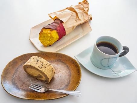 焼き芋ロールケーキ、焼き芋、コーヒー 焼き芋ロールケーキ、焼き芋、コーヒー 焼き芋,ロールケーキ,コーヒーの写真素材