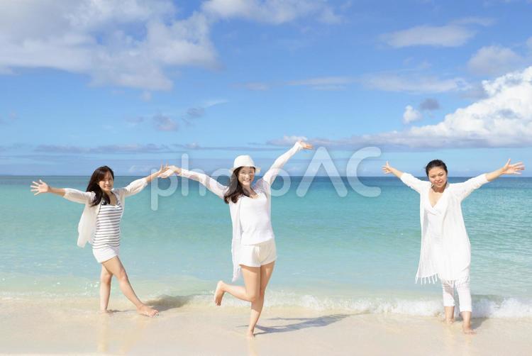 沖縄の美しいビーチで寛ぐ三人の女性 沖縄,女性,女の写真素材