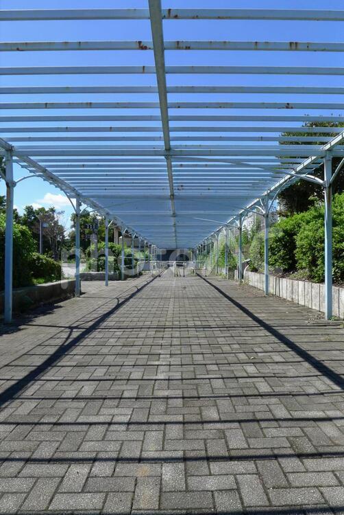 公園にある屋外通路（シーズンオフのプール待ち通路）府中市郷土の森 屋外通路,歩道,郷土の森の写真素材