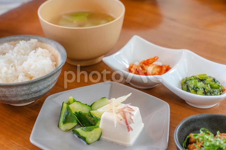 冷奴と納豆が並ぶ和朝食 朝食,和食,ご飯の写真素材