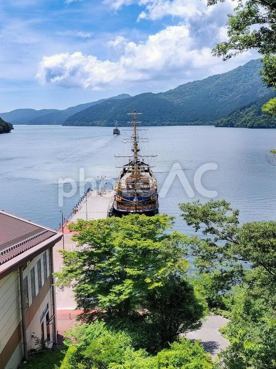 桃源台駅の中から見る芦ノ湖と箱根海賊船 箱根海賊船,遊覧船,芦ノ湖の写真素材