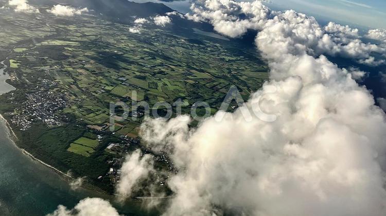 飛行機から撮影した八重山諸島石垣島 石垣島,島,海の写真素材