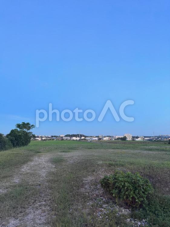青空の田園風景 背景,バックグラウンド,素材の写真素材