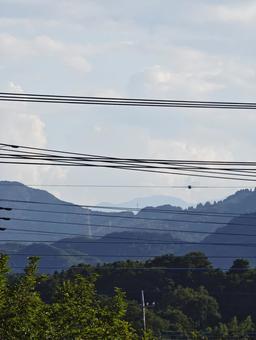 夏の山並みと空に伸びる電線 自然,風景,山の写真素材