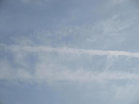 青空に走る二本の飛行機雲 雲,青空,二本の写真素材