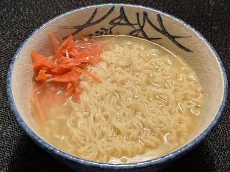 文化の日の朝に食べたインスタントラーメンの写真