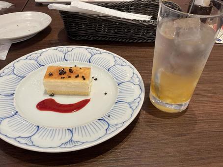 チーズケーキとアイスゆず茶 チーズケーキとアイスゆず茶 ケーキセット,柚子茶,コールドドリンクの写真素材