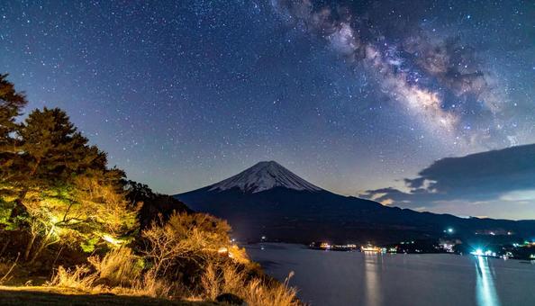 山の上の天の川と湖の写真