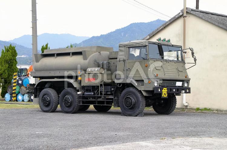 駐車する陸上自衛隊の燃料タンク車 自衛隊,陸上自衛隊,燃料タンク車の写真素材