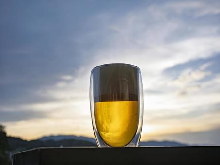 夕暮れに輝く黄金の一杯 夕暮れに輝く黄金の一杯 夕焼け,ビール,グラスの写真素材