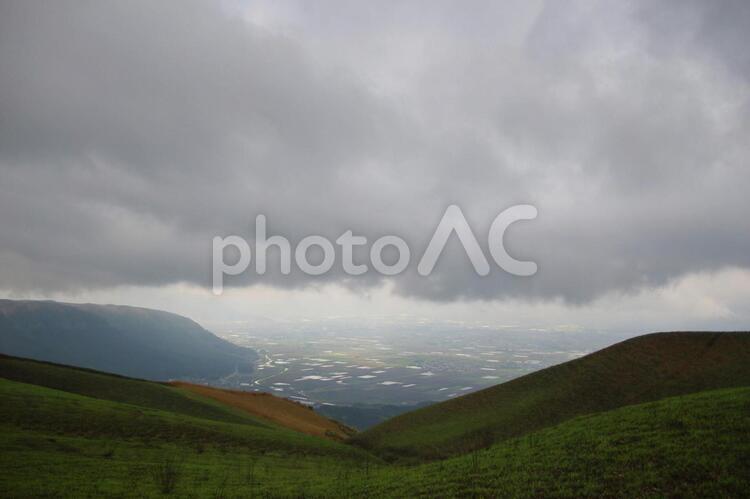 雲と眼下の田園 雲の切れ目,田園,光の写真素材