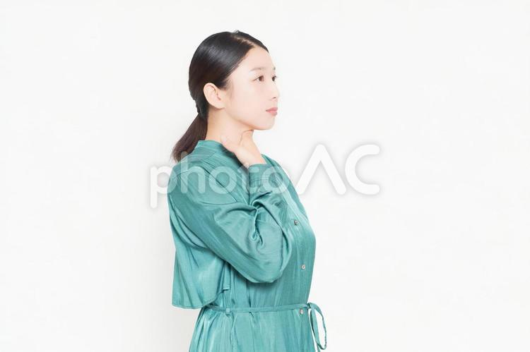 白背景の前に立って喉に手を当てる主婦 喉,咳,主婦の写真素材