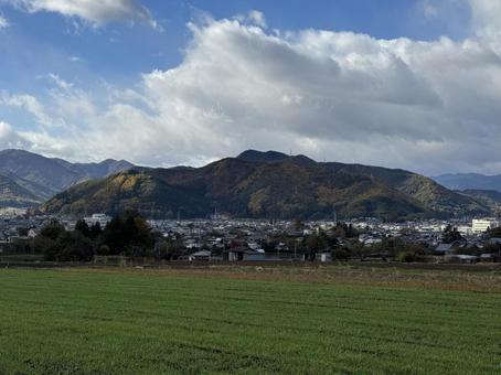 晩秋の畑と塩尻市(2025)の写真