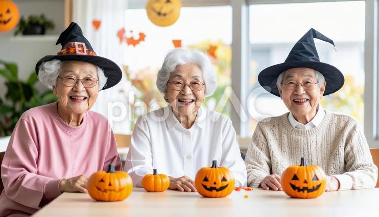 ハロウィンを楽しむ笑顔のシニアたち シニア,高齢者,老人の写真素材