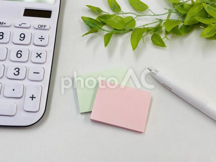 電卓とピンク＆ライトグリーンの小さな付箋 電卓,付箋,白紙の写真素材