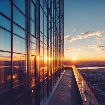 オレンジ色に輝く都市の空の写真