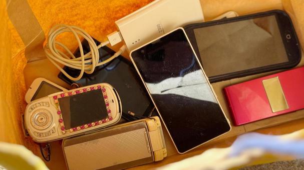 紙袋に入ったたくさんのスマホや携帯電話 スマートフォン,スマホ,携帯電話の写真素材